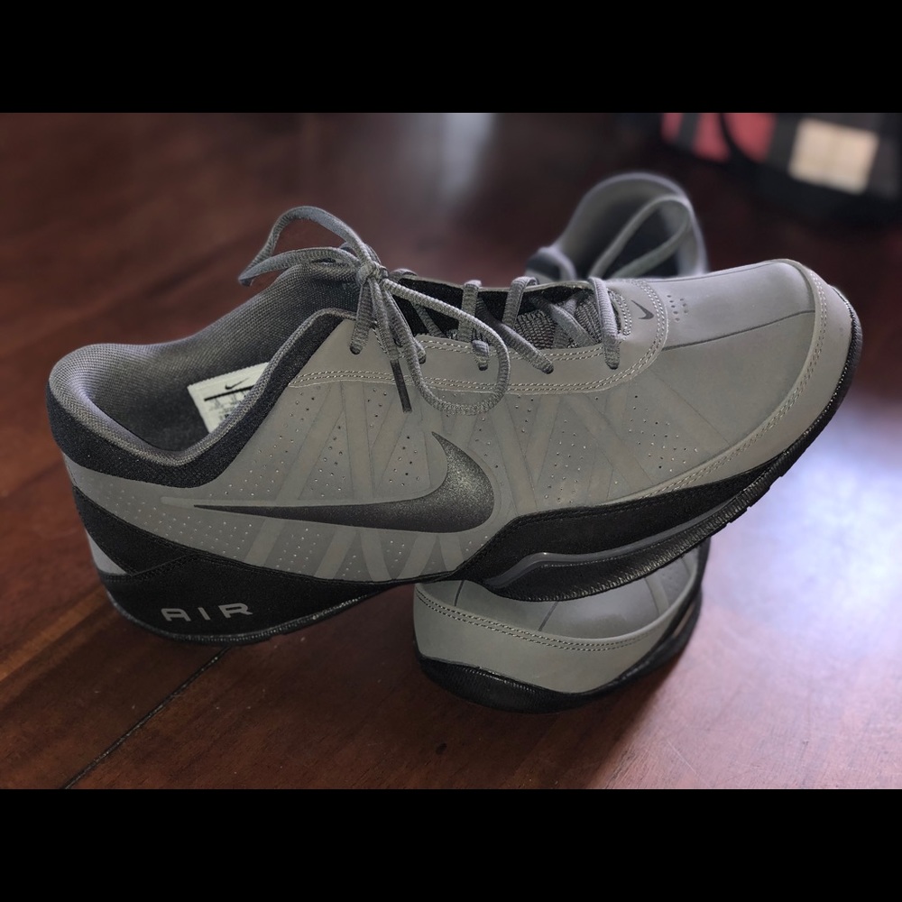 Nike Air Ring Leader Low Cut Basketball Shoe